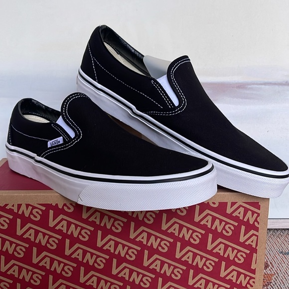 Vans WMNS Classic Slip-On
Black
VN000EYEBLK
Sneakers - Picture 4 of 16